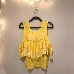 Yellow of the shoulder top